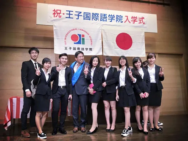 Học sinh và giáo viên tại Fuji International Language Institute