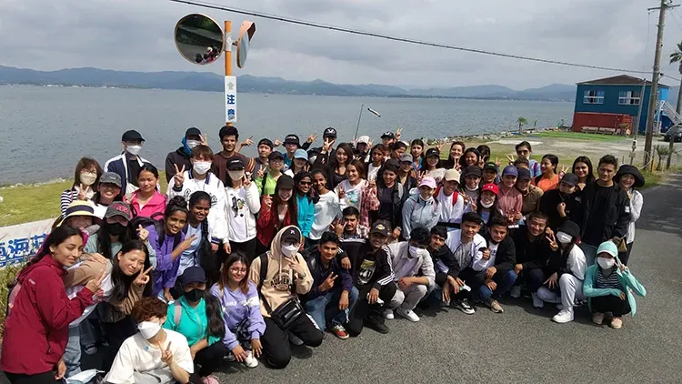 Các học sinh tham gia hoạt động dọn dẹp hồ Hamana